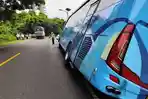 Bus Berpenumpang Pamedek Tabrak Pikap Saat Nyalip di Jembrana