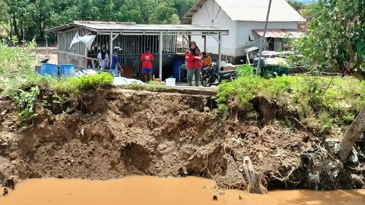 Susahnya Warga Tambaksari Semarang Hari Ini, Terisolir Imbas Jembatan Ambrol Semalam