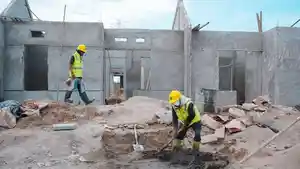 Tukang-dari-aplikasi-Gravel-tengah-mengerjakan-proyek-pembangunan-rumah-pelanggan.jpg