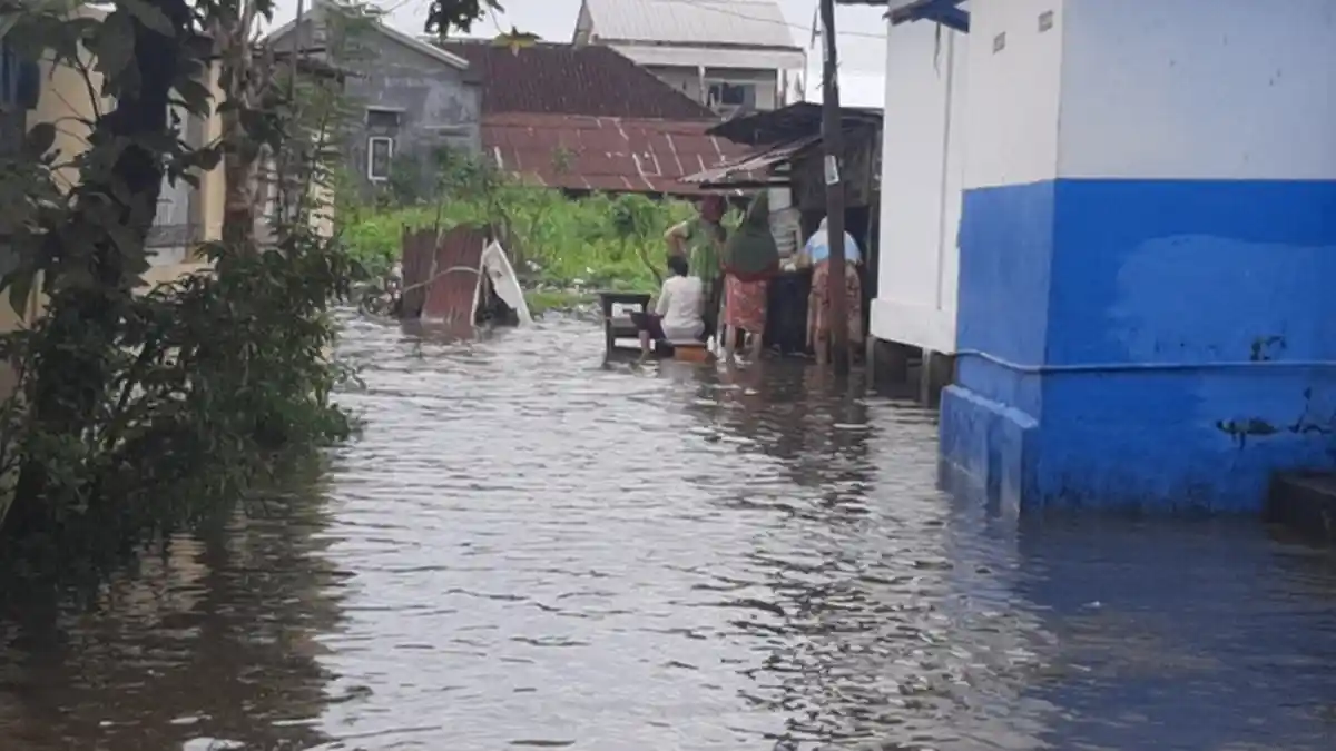 Semoga Saja Hari Ini Tidak Hujan Lagi, Air Selutut Masih Merendam Warga di Sekip Bendung