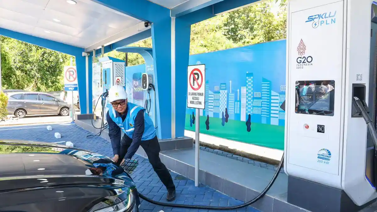 Pakai Mobil Listrik, Dirut PLN Jajal SPKLU di Rest Area 628B Saradan,Pastikan Seluruh Layanan Andal