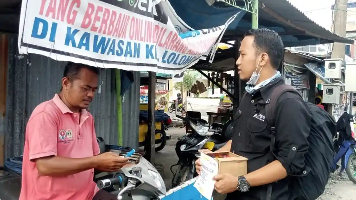 Walhi Sumbar Bagikan Hand Santizer di Pusat Keramaian dan Sosialisasi Seputar Covid-19