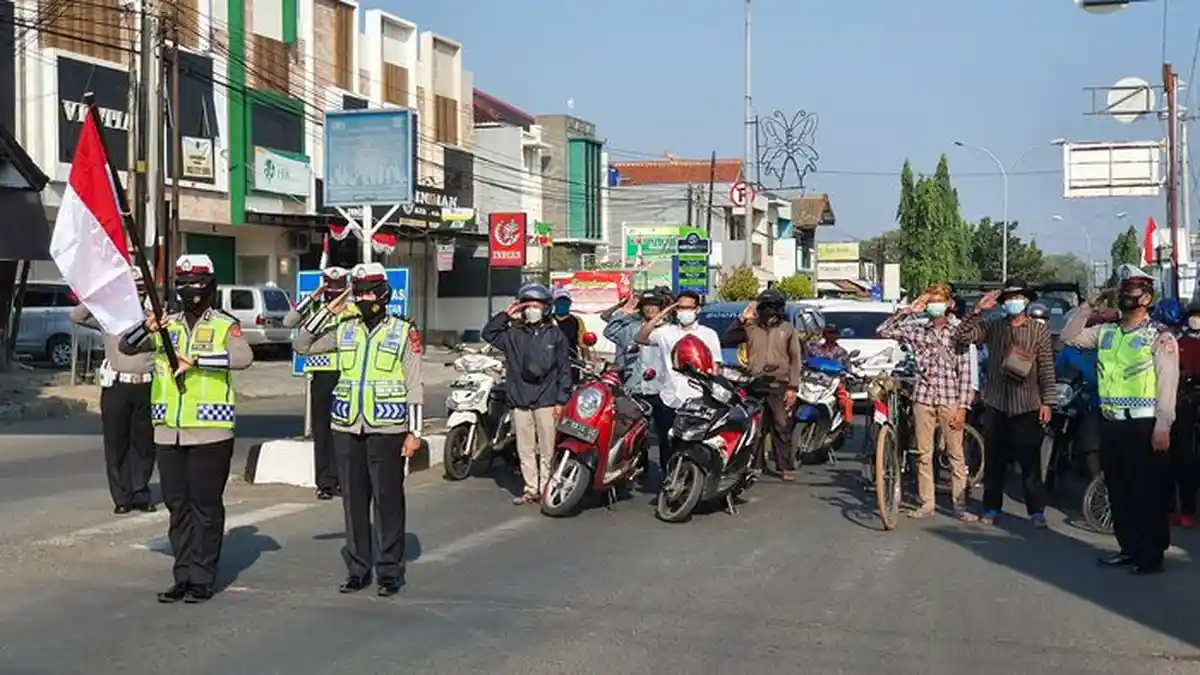 Peringati HUT ke-76 RI, Satlantas Polresta Cirebon Ajak Pengendara Hormati Bendera Merah Putih
