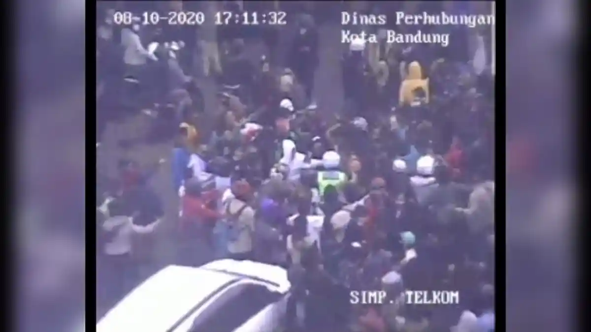TEREKAM CCTV Aksi Heroik Pemuda Berjas Almamater Selamatkan Seorang Polisi yang Sudah Dikepung Massa