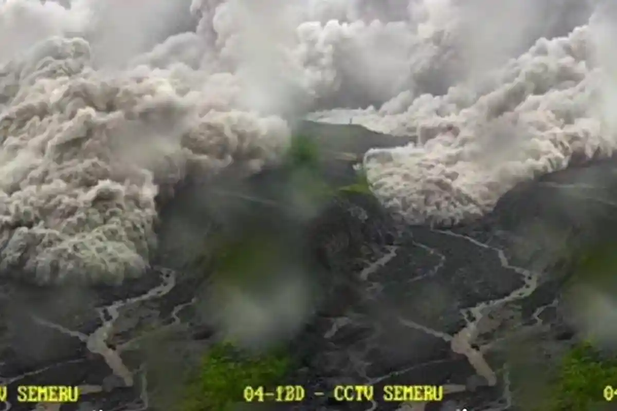 Dampak Erupsi Gunung Semeru Hujan Abu Tebal Hambat Tim SAR, Status Naik Level Awas