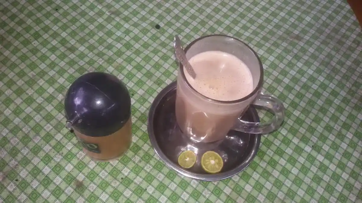 Seruput Nikmatnya Teh Telur Dicampur Perasan Air Jeruk Purut di Warkop Garu Kiri