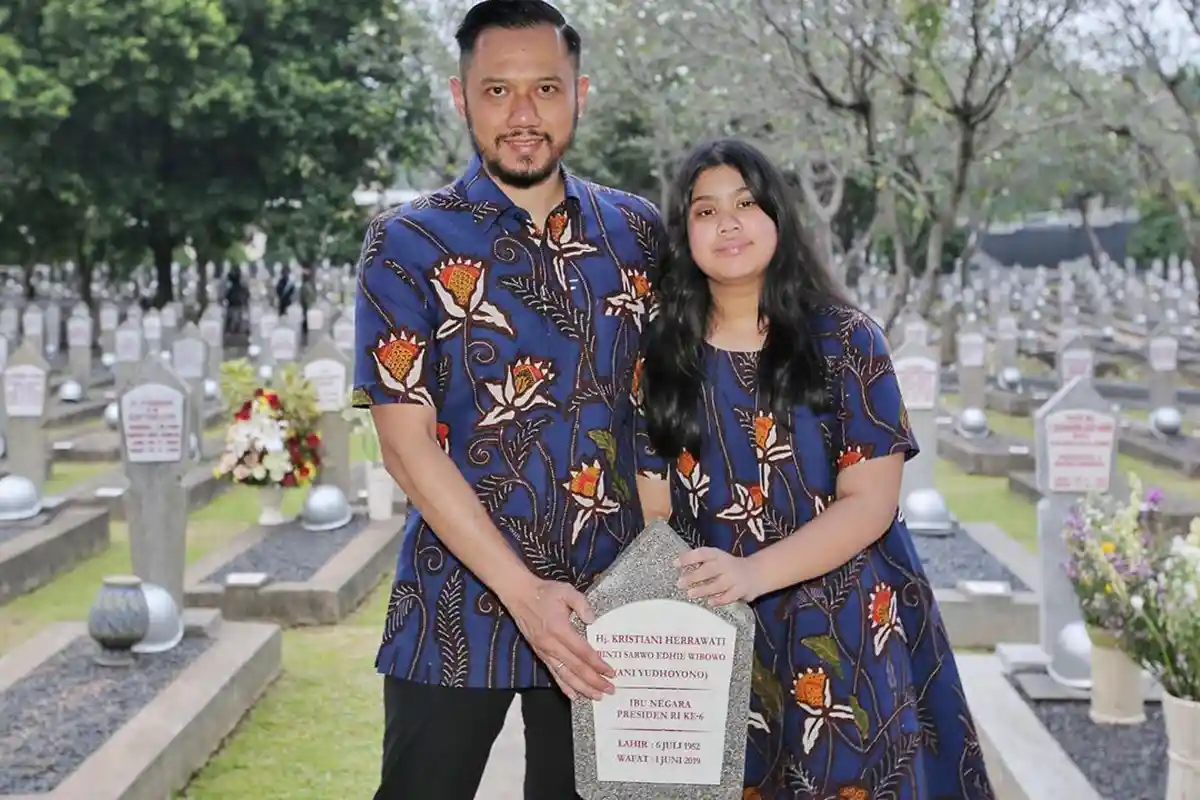 SBY Ajak Anak, Menantu Juga Cucu Ziarah ke Makam Ani Yudhoyono, AHY Hanya Ditemani Sang Putri