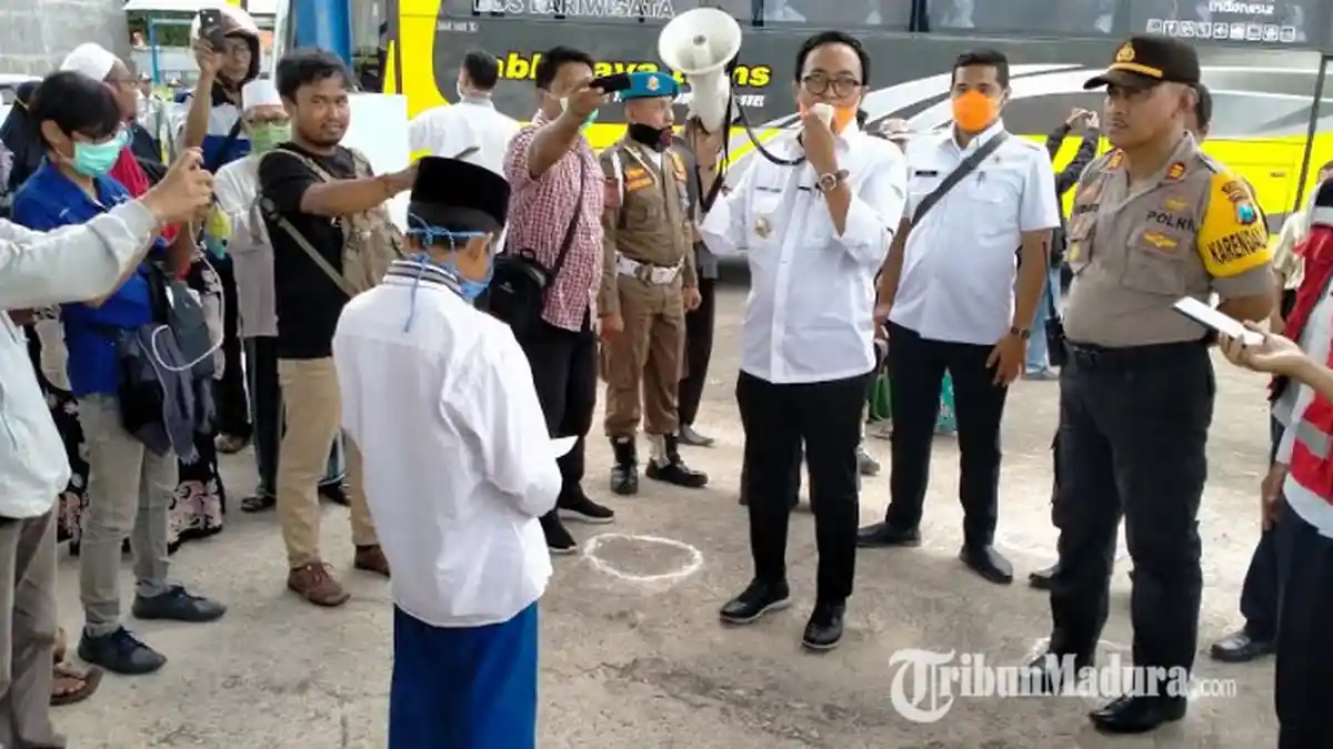 Bupati dan Wabup Pamekasan Hibahkan Semua Gajinya untuk Relawan Covid-19