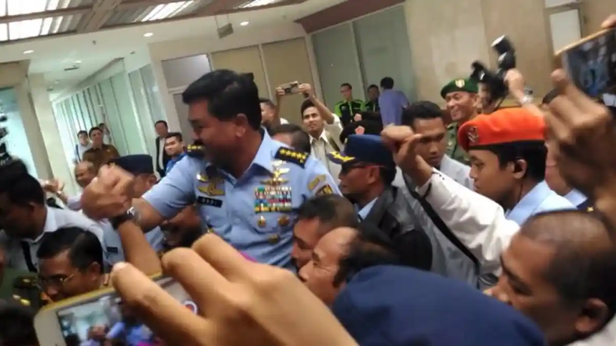 Disetujui Gantikan Gatot Nurmantyo, Marsekal Hadi Tjanjanto Diarak dan Dipanggil Panglima