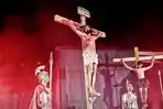 Puasa, Doa, dan Cambukan: Kisah Gino Pattihahuan Perankan Yesus dalam Jalan Salib di Ambon
