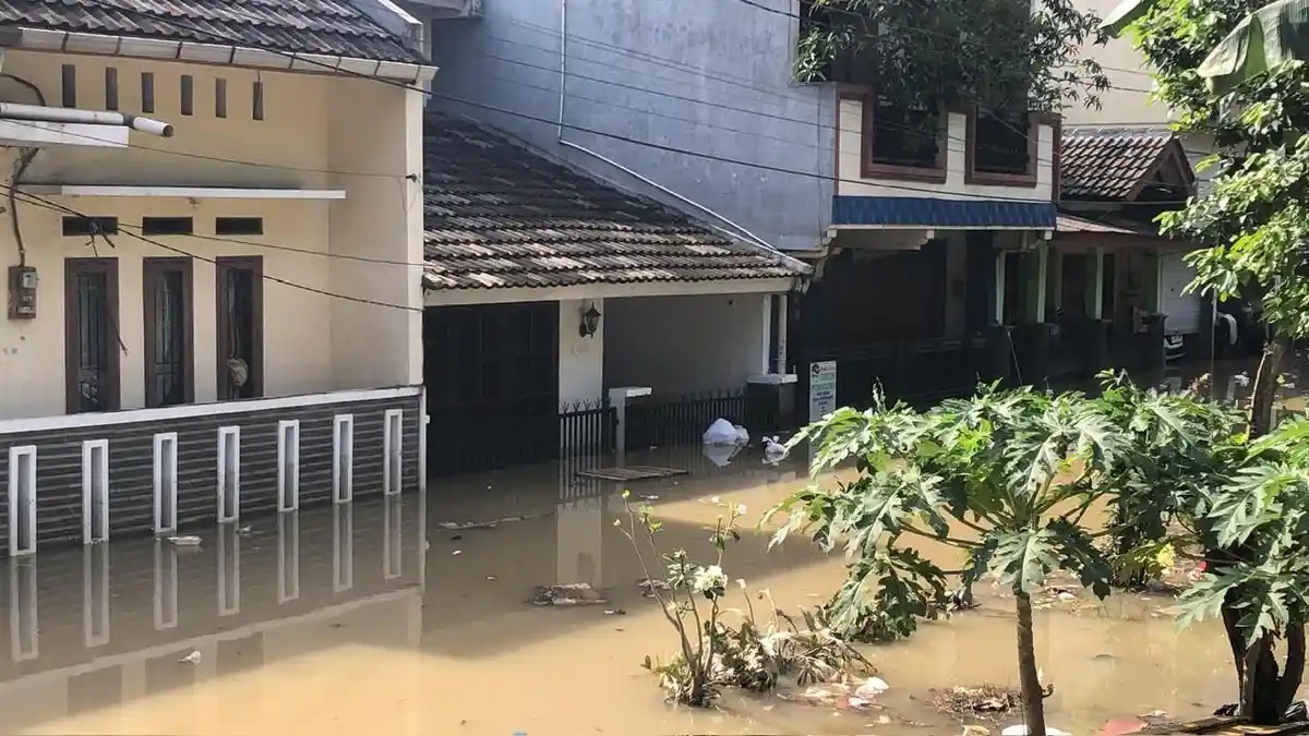Dilanda Banjir Sejak Kemarin, Ketinggian Air di Perumahan Duren Jaya ...