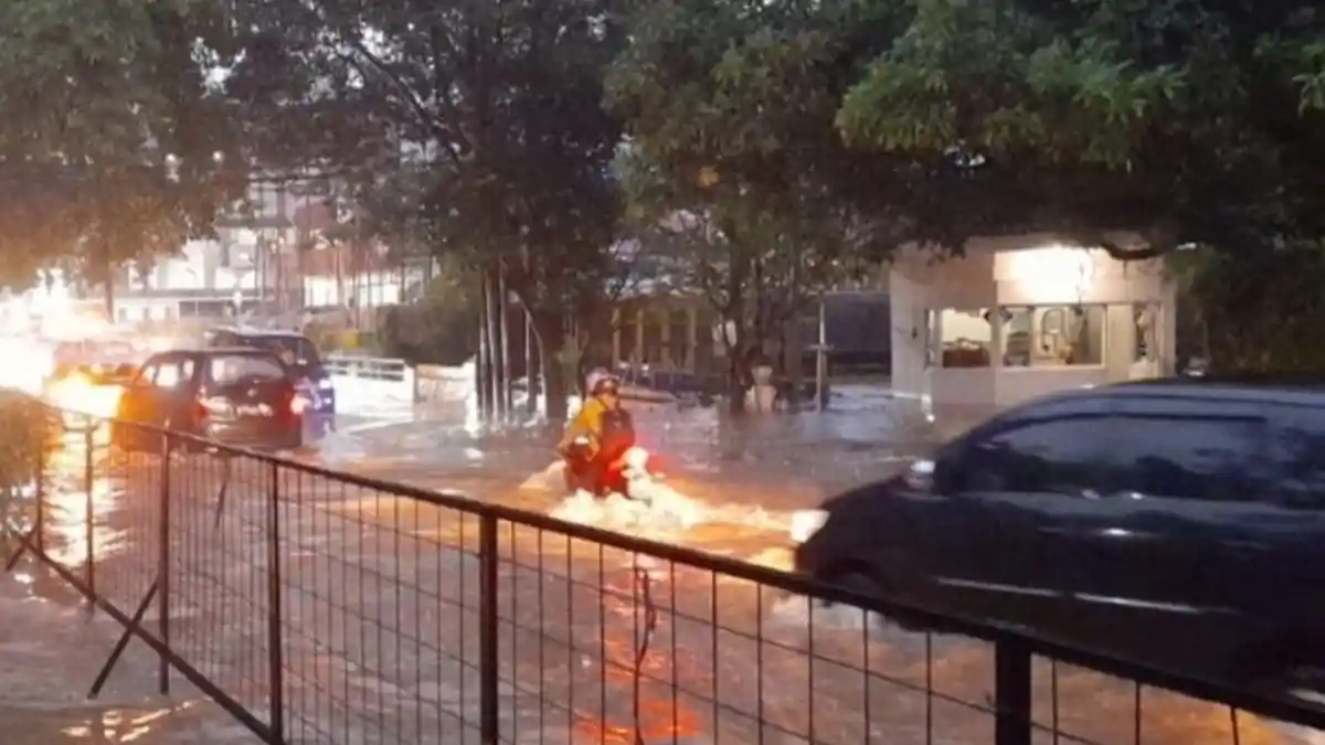 Diguyur Hujan Deras, Jalan Puri Mutiara Raya Direndam Banjir
