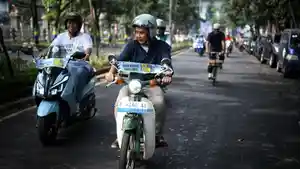 Bey-Machmudin-dan-Tokoh-Jabar-Ramaikan-Konvoi-Motor-Listrik-di-West-Java-Festival-2024.jpg