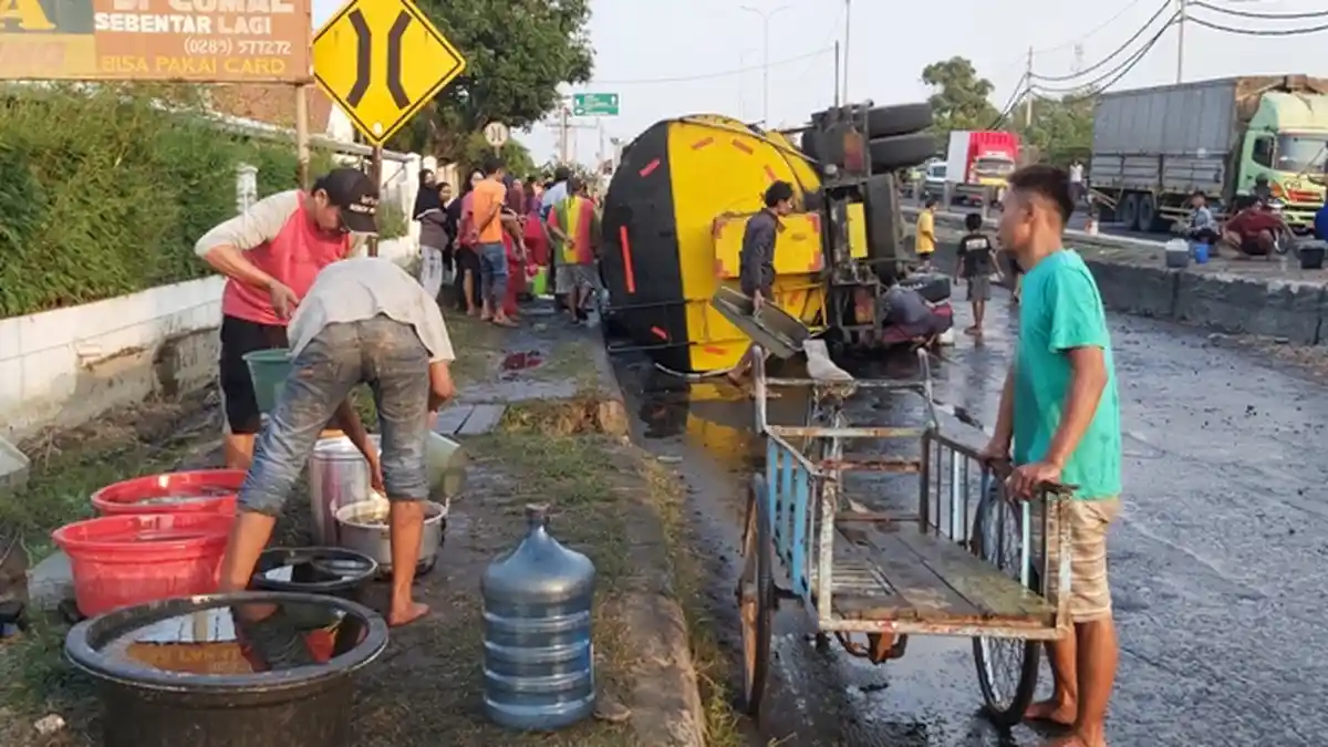 Truk Minyak Goreng Terguling di Pekalongan, Warga: Sopir Bilang Minyak yang Tumpah Diambil Saja