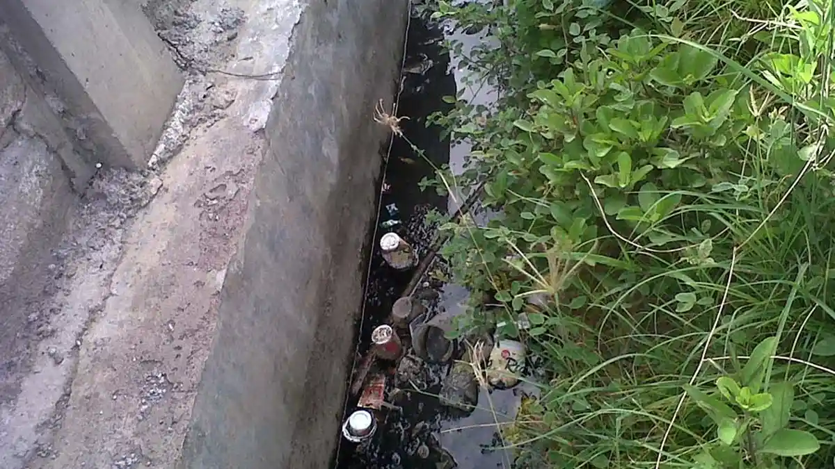 Drainase di Gang Hotel Sama Jaya Borong Tertutup Sampah