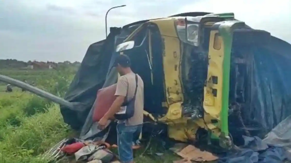 Kecelakaan Adu Banteng Dua Truk di Brebes, Satu Sopir Tewas, Kondisi Kendaraan Ringsek