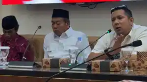 Sekretaris-DPRD-Jatim-Ali-Kuncoro-kanan-saat-berbicara-dalam-Diskusi-Indrapura.jpg