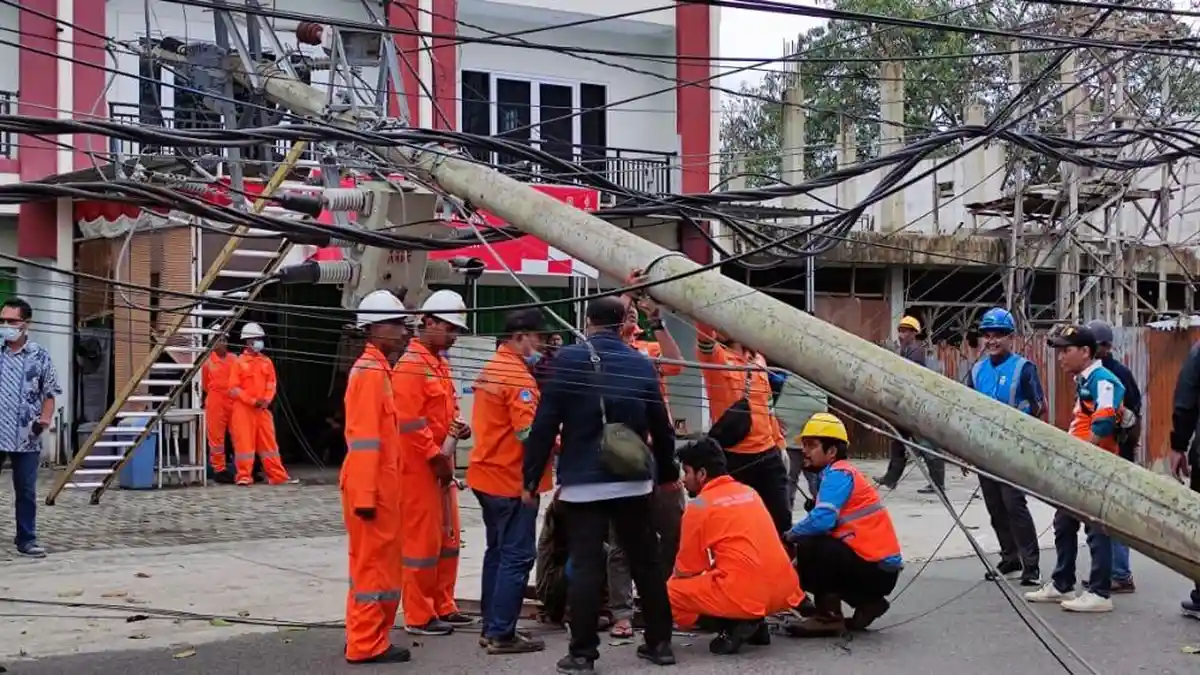 Tiang Listrik Roboh Tutup Jalan Mr. Chr. Soplanit Ambon, Lalu Lintas Tersendat