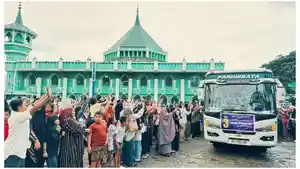 2026-05-14-Ratusan-kerabat-dan-keluarga-mengantar-calon-jamaah-haji-khusus.jpg