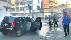 mlbil-terbakar-Jalan-Sutomo.jpg