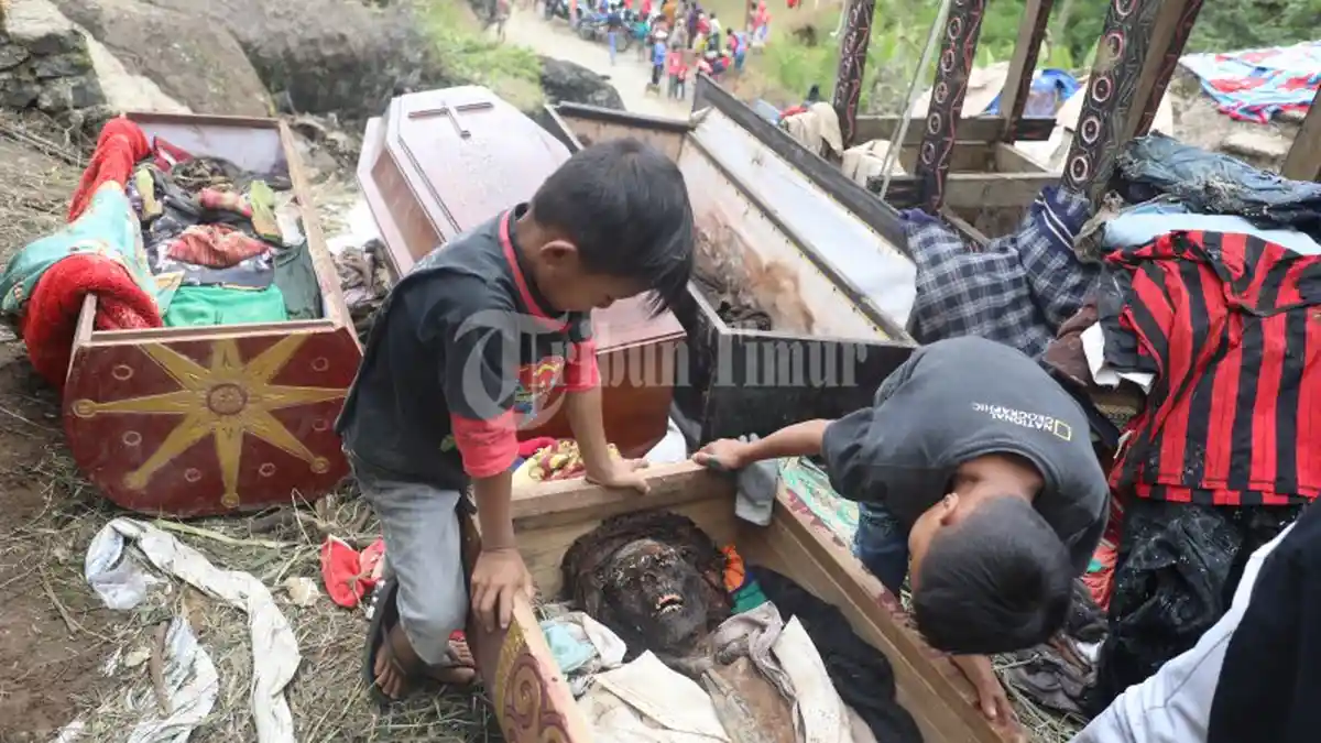 Ritual Adat Ma'nene di Toraja Utara - manene13.jpg