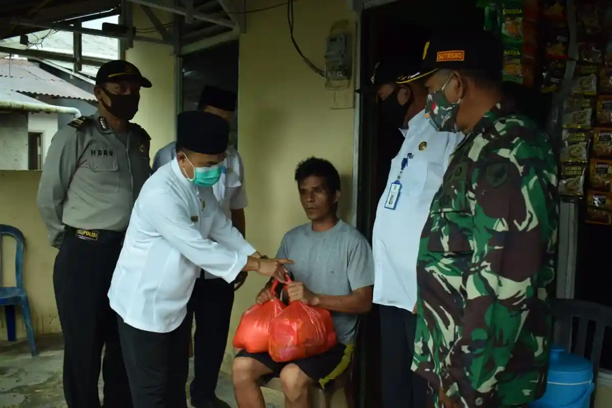 Pemkab Sambas Salurkan Bantuan Kepada Penyandang Disabilitas