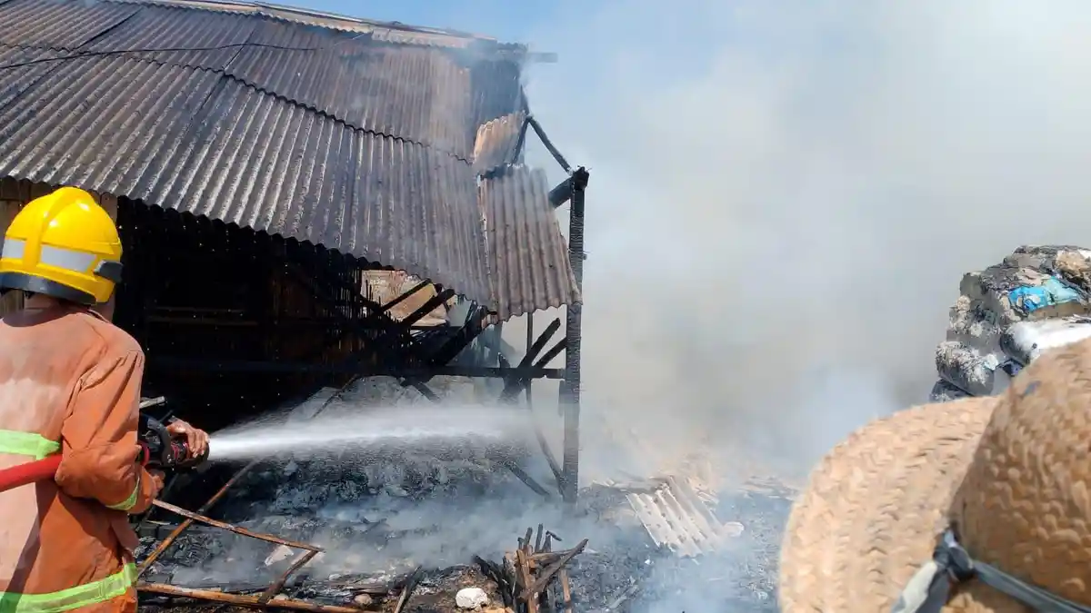 Warga Sebut Ada 5 Gudang Ikan yang Ludes Terbakar Api di Desa Pinggir Papas Sumenep