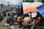 Mengungsi Di Jalur Kereta Api 