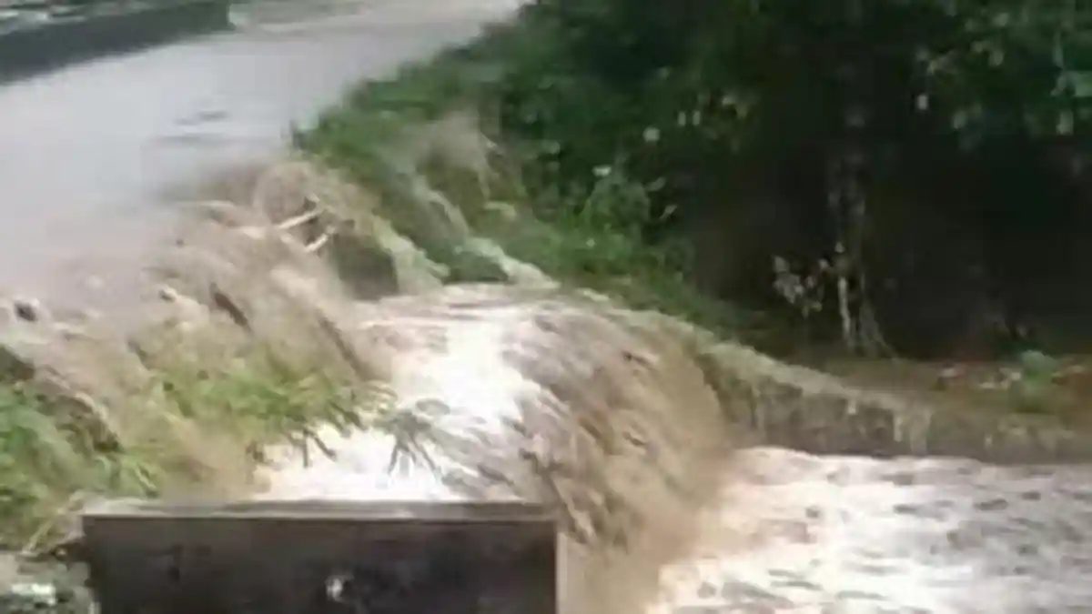 Warga Blitar Ini Kenyang Jadi Langganan Banjir, Akibat Rumah Lebih Rendah dari Jembatan