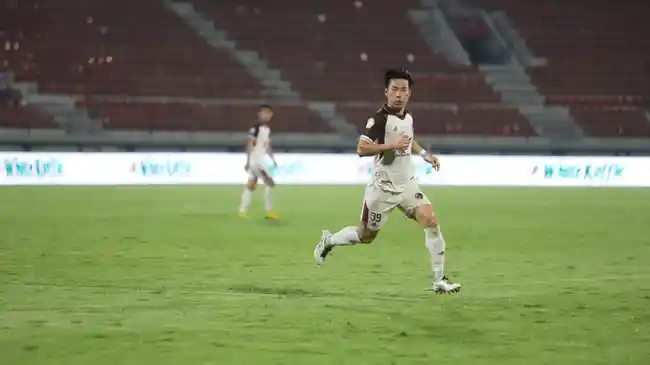 PemainPSM-Makassar-Kenzo-Nambu-saat-laga-melawan-Madura-United.jpg