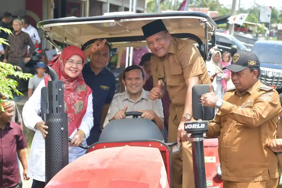 Wagub Fadhlullah Serahkan Alsintan untuk Tiga Kabupaten, Langkah Tingkatkan Produksi Pertanian