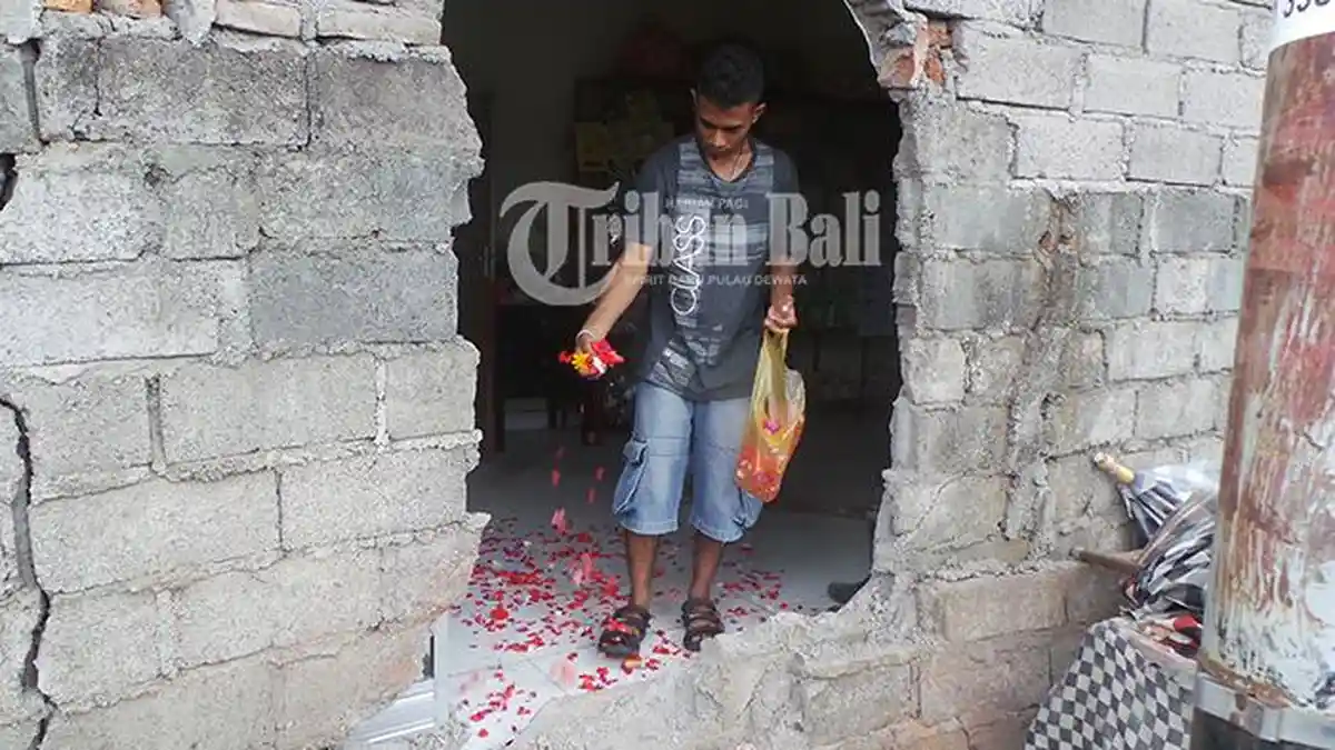Bertelanjang Dada, Guru Olahraga Tewas di Dalam Warung