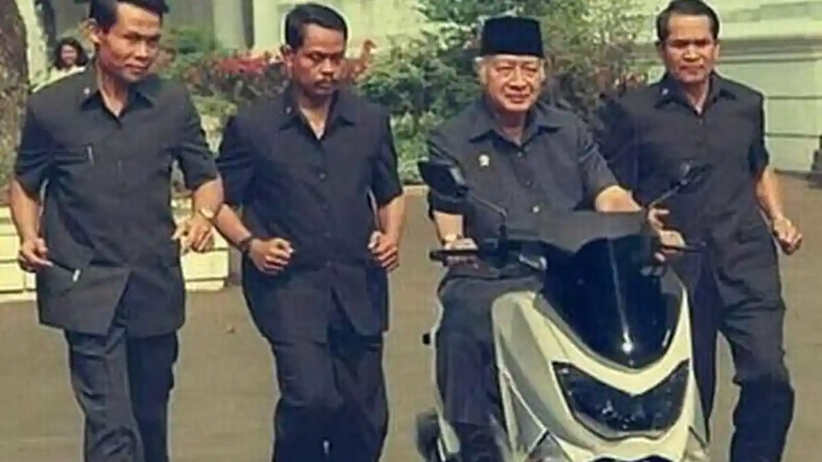 Viral Foto Soeharto Kendarai Yamaha NMAX, Ternyata Editan