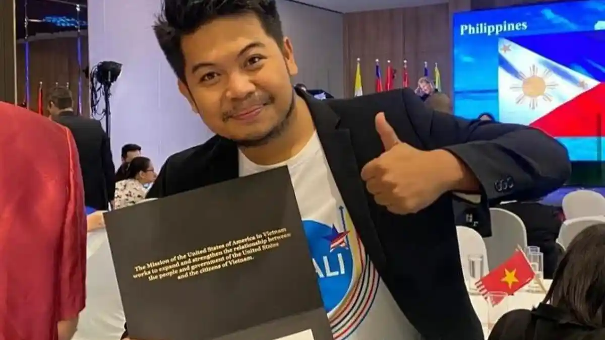 Pemuda Mamuju Rifai Sahida Terima Penghargaan Messenger of Peace heroes ...