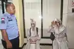 Petugas-Sudin-Sosial-Jakarta-Timur-tangkap-pocong.jpg