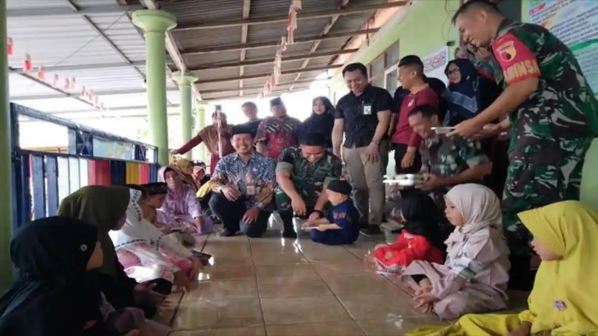 Uji Coba Makan Gratis, Kodim 0823 Situbondo Salurkan Program Pemulihan Gizi di 4 Sekolah