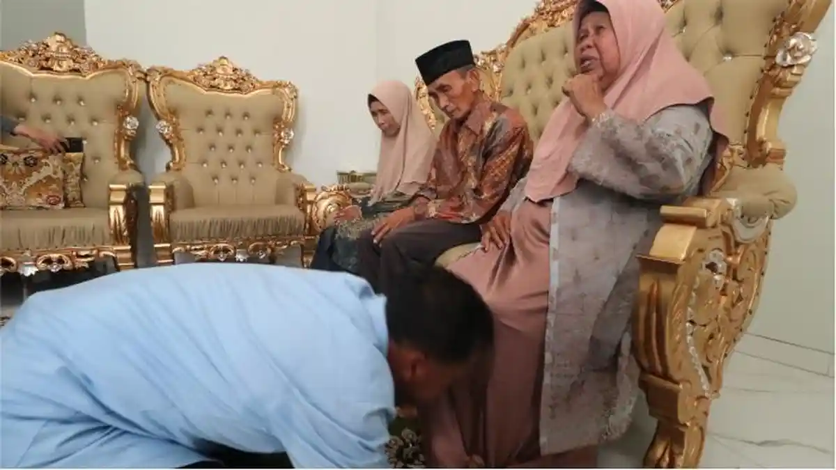 Penuh Haru, Cabup Eman Suherman Cium Kaki Minta Restu dan Doa Orang Tua Sebelum ke KPU