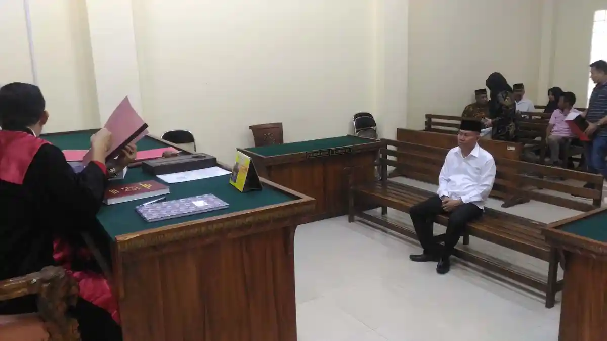 BREAKING NEWS Mantan Kadisdik Pesisir Barat Terdiam Dituntut 18 Bulan Penjara