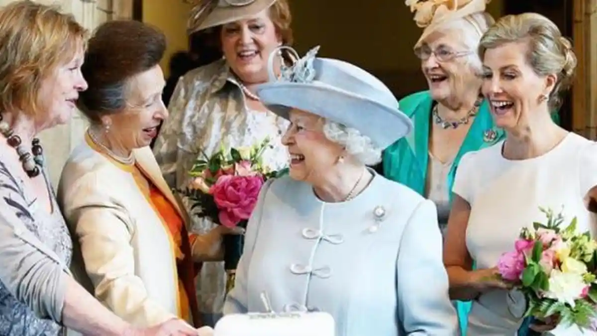 Ratu Elizabeth Cari Admin Media Sosial, Simak Syaratnya, Gajinya Rp 519 Juta