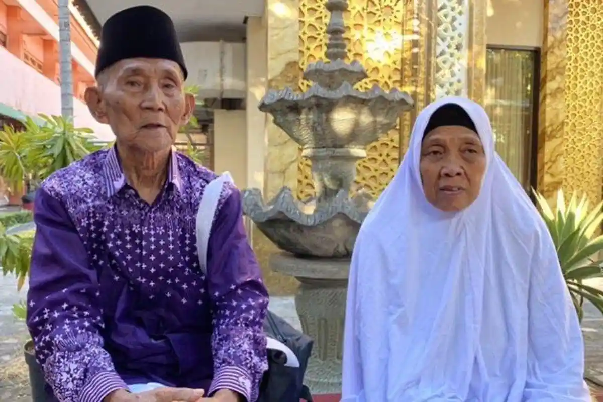 Kisah Perjuangan Pasutri Lansia di Bojonegoro, Naik Haji dari Hasil Nabung Kerja Jadi Tukang Parkir