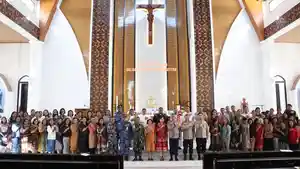 Foto-bersama-usai-ibadah-Paskah-Oikumene-TNI-Polri-di-Katedral-Kupang.jpg