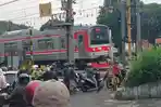 Mobil Mendadak Mogok di Tengah Perlintasan Rel Sering Terjadi Bogor, Warga Jadi Penyelemat