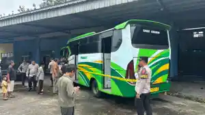 Anggota-Polres-Tasikmalaya-melakukan-evakuasi-supir-bus-yang-meninggal-duniaD.jpg