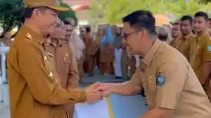 Bupati-Mirwan-serahkan-SK-kenaikan-pangkat.jpg
