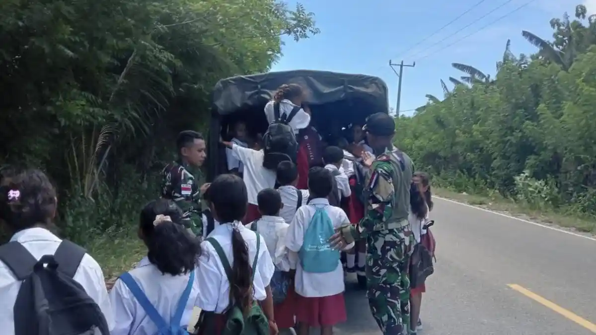 Satgas Pamtas RI-RDTL Antar Jemput Pelajar SD dan SMP di Perbatasan