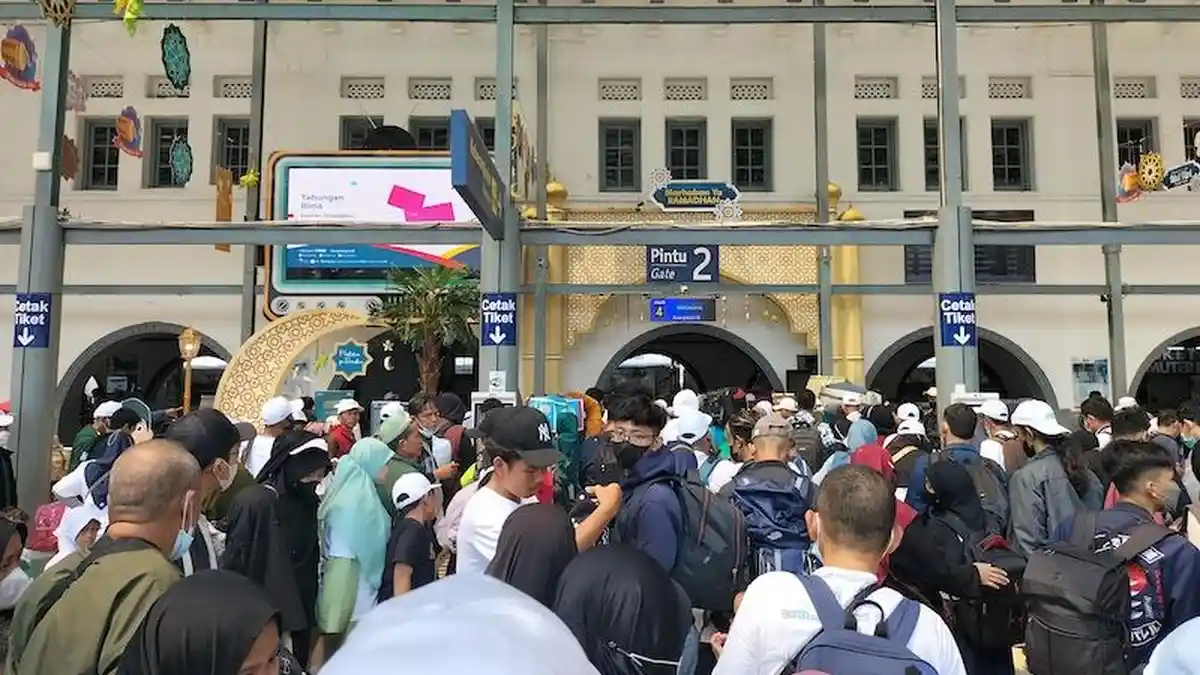 H-6 Lebaran, 23.600 Pemudik Telah Berangkat dari Stasiun Pasar Senen