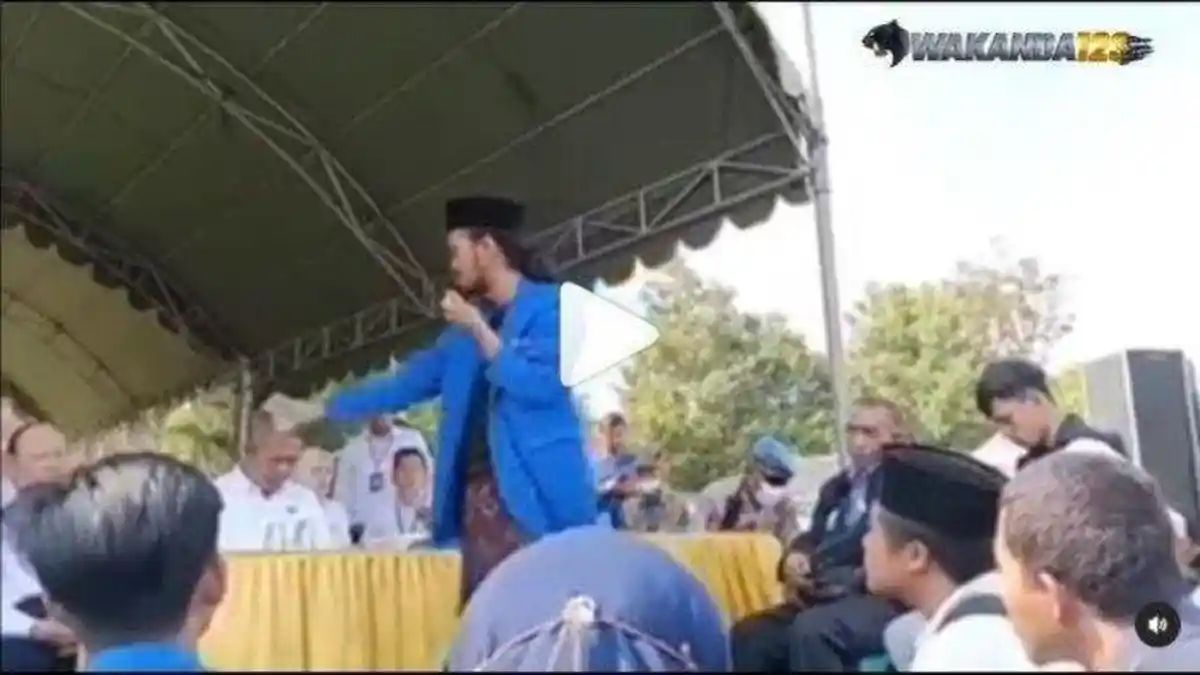 Viral Mahasiswa Siram Air Doa pada Pejabat Pemkot Kediri Saat Demo: Semoga Terbuka Hatinya!