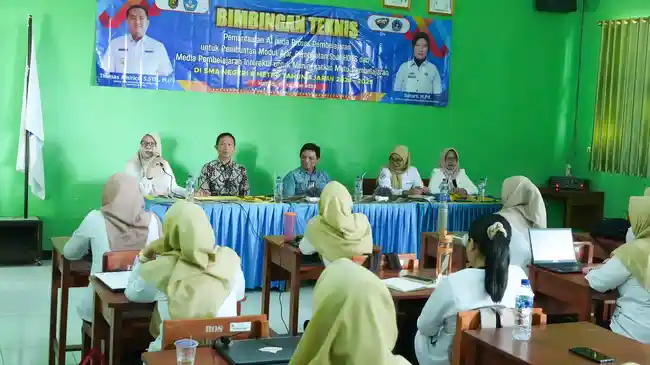 Guru SMAN 6 Metro Tingkatan Kompetensi Pembelajaran Mendalam Berbasis AI dengan Dosen MBI Teknokrat