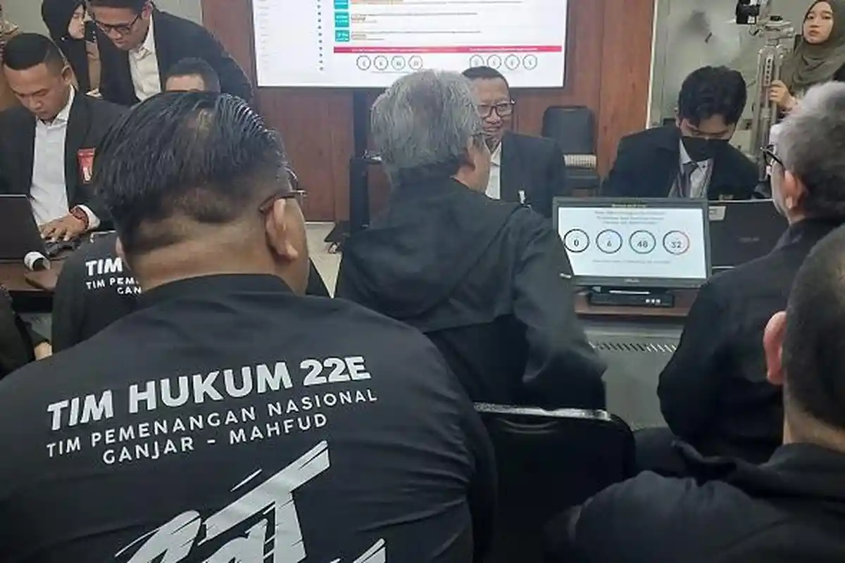 Dipimpin Todung Mulya Lubis, TPN Ganjar-Mahfud Daftarkan Gugatan PHPU Pilpres 2024 di MK