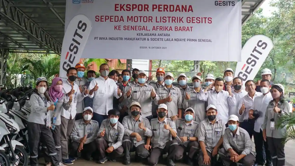 Wika Manufaktur Ekspor Perdana Skuter Listrik Gesits ke Senegal